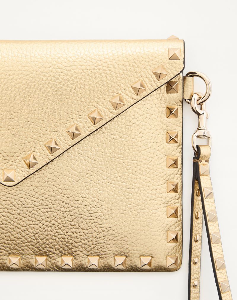 Clutch Rockstud em couro de bezerro laminado cor granada