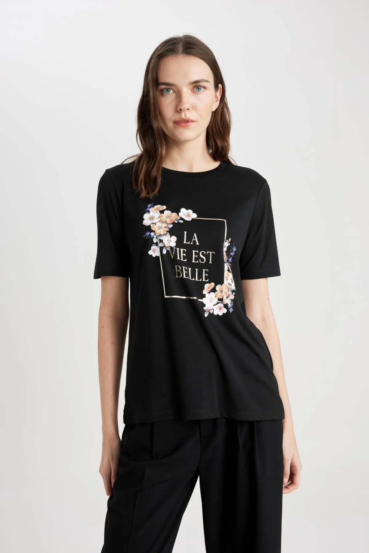 DeFacto  Normal geschnittenes, kurzärmliges T-Shirt mit Rundhalsausschnitt und Blumenmuster C2107ax24sp