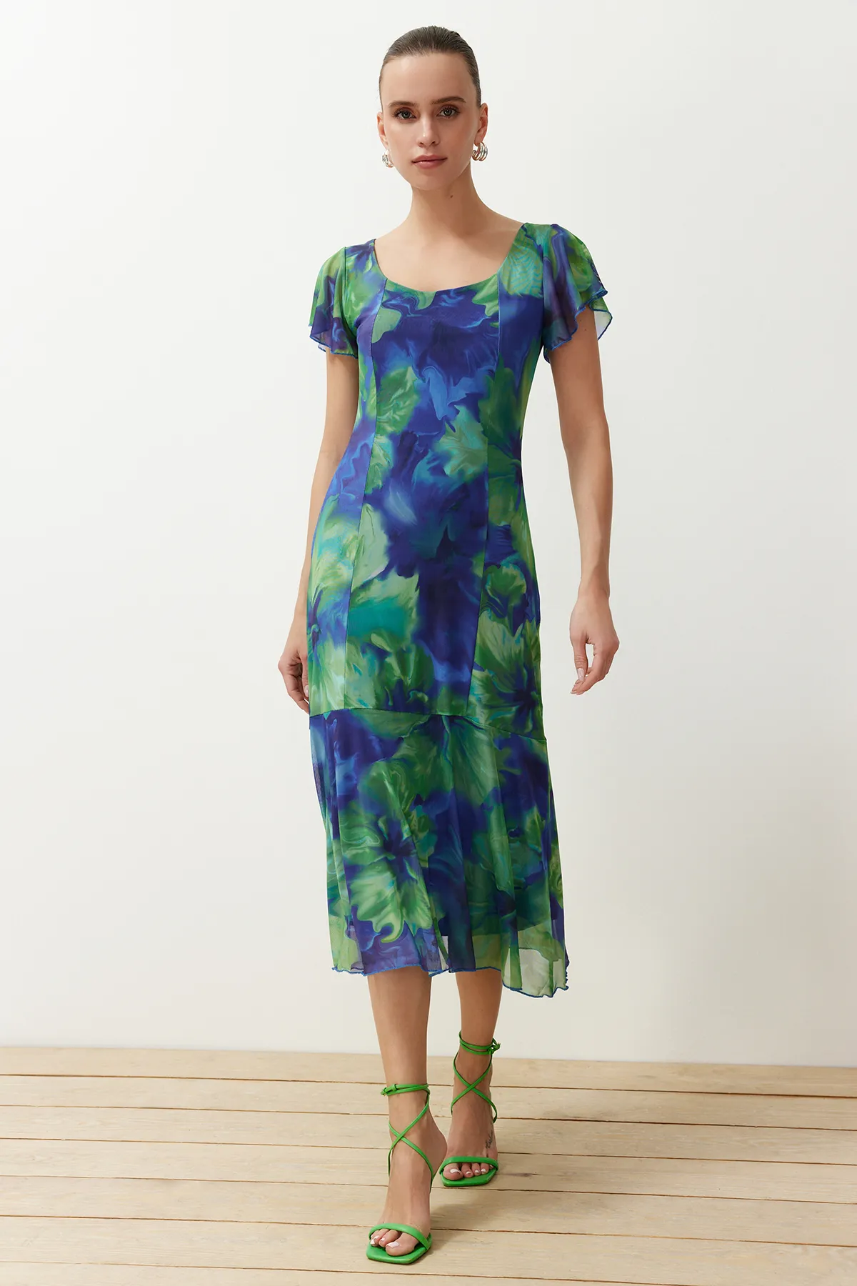 Trendyol Collection  Blaues florales Midi-Strickkleid mit quadratischem Kragen in A-Linie/Glockenform TWOSS24EL00876