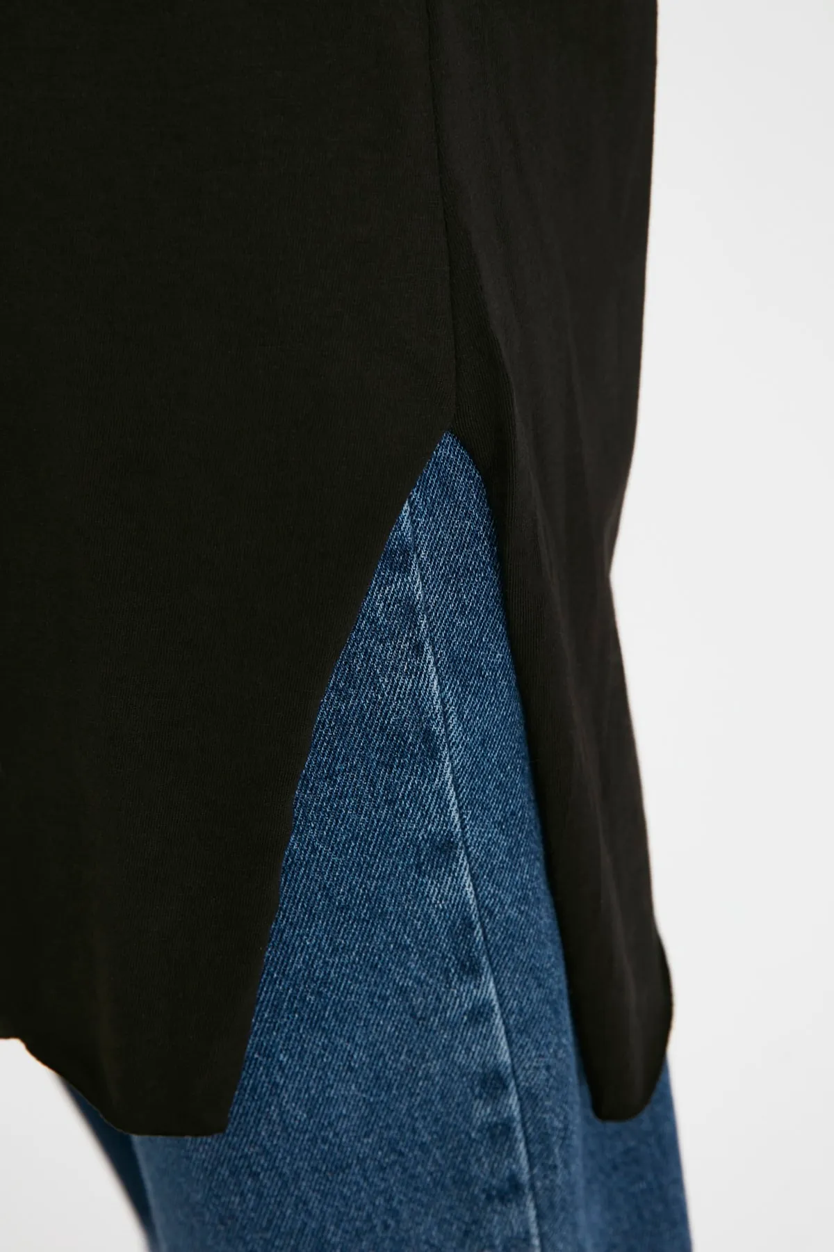 Trendyol Modest  Schwarz-weißes 2er-Pack kurzärmliges Basic-Strick-T-Shirt mit Schlitz und detailliertem Rundhalsausschnitt TCTSS21UK0009