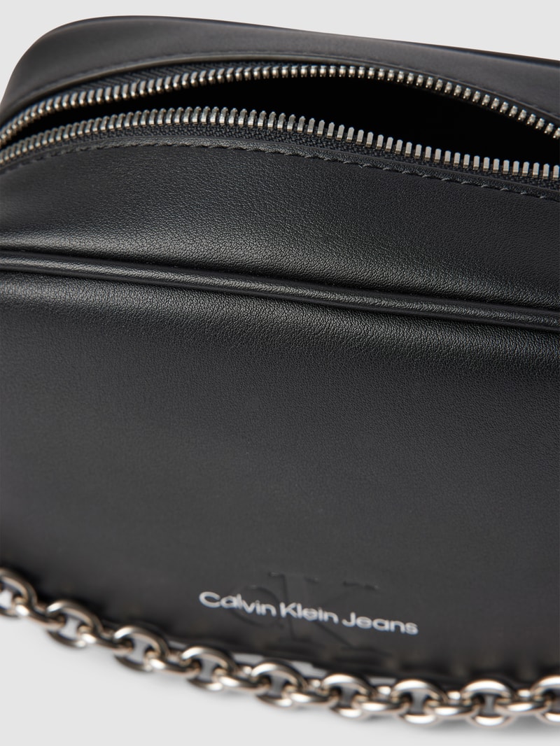 Umhängetasche mit Label-Details Modell 'SCULPTED' in schwarz