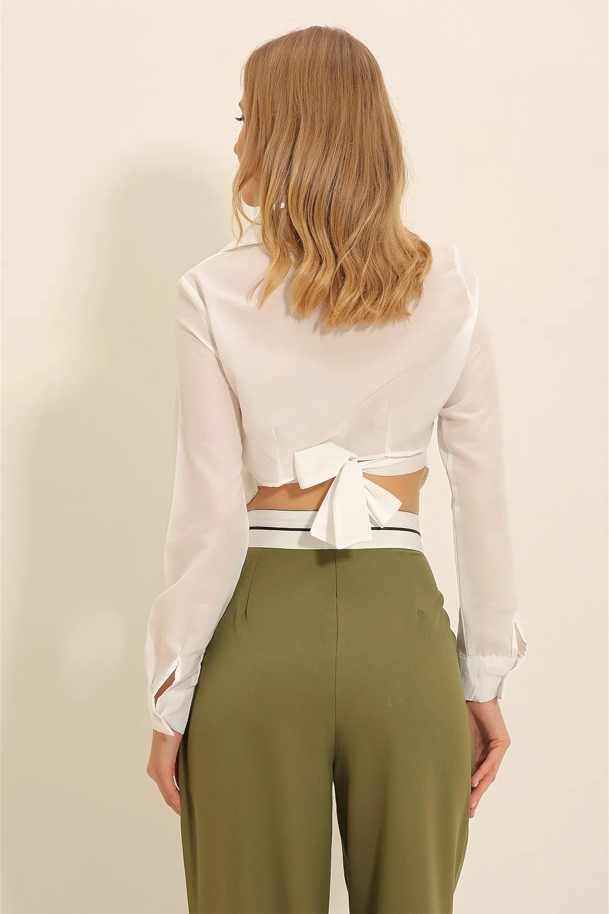 Trend Alaçatı Stili  Weißes Popeline-Hemd mit Rückenschnürung für Damen ALC-X11314
