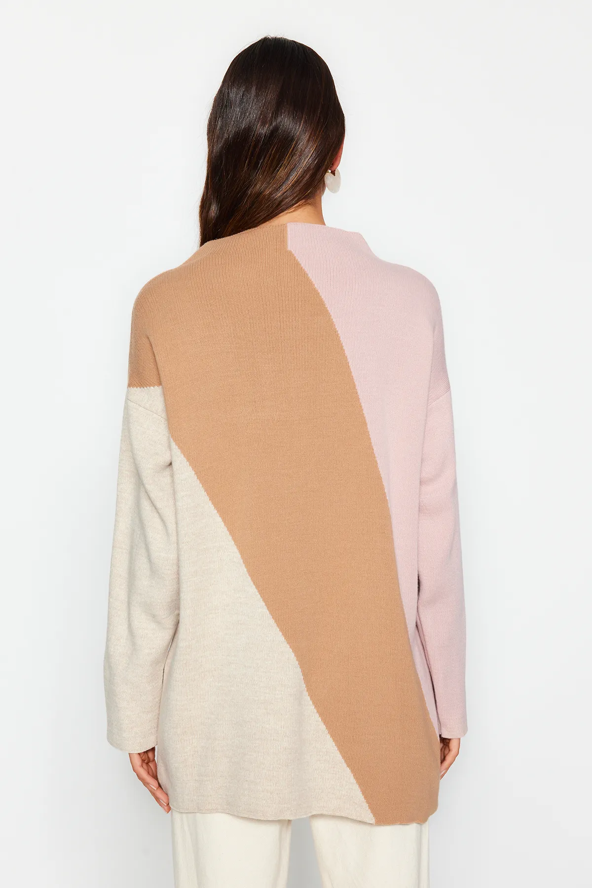 Trendyol Modest  Puderfarbener Strickpullover mit Stehkragen und Blockfarben TCTAW24AK00006