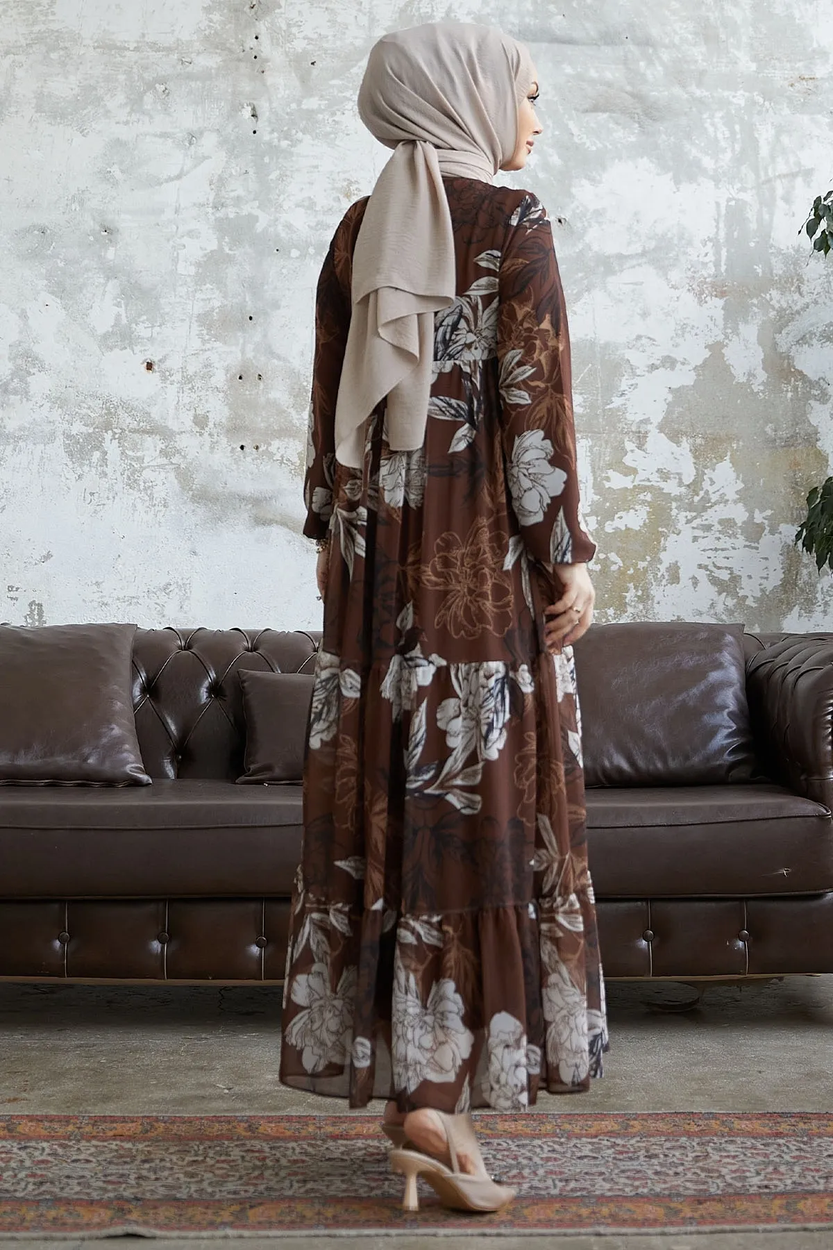 InStyle  Jalya Chiffonkleid mit geknöpftem Kragen und Schnürung – Braun