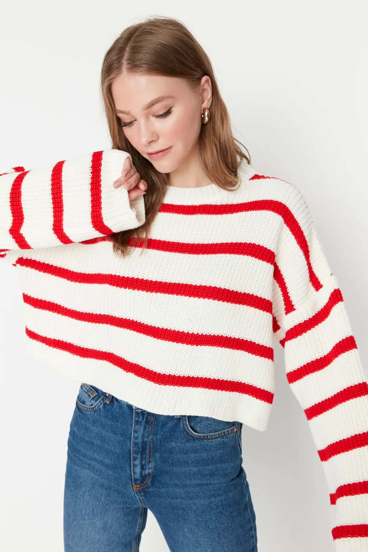 Trendyol Collection  Ecrufarbener, kurzer Strickpullover mit Streifenmuster TWOAW23KZ00390