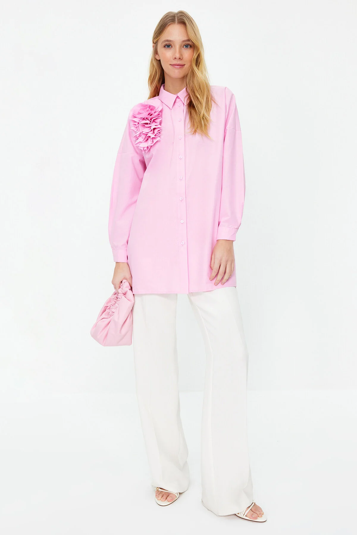 Trendyol Modest  Rosa Hemd aus gewebter Baumwolle mit Blumenapplikationen TCTSS24TG00030