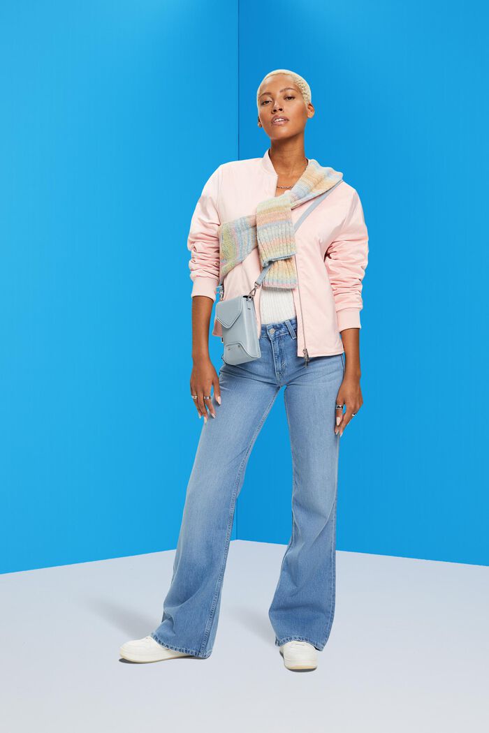 Ausgestellte Retro-Jeans mit mittelhohem Bund