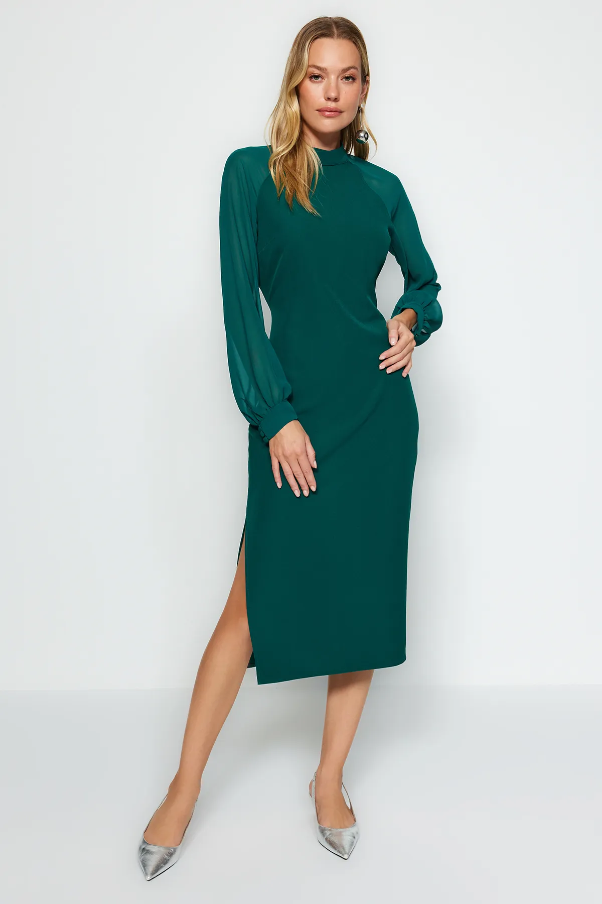 Trendyol Collection  Smaragdgrünes, detailliertes Midi-Webkleid mit Stehkragen und Ärmeln TWOAW24EL00461