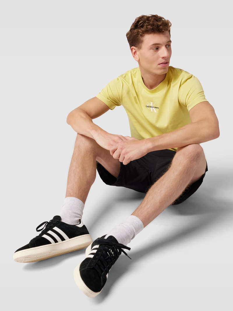 Regular Fit T-Shirt mit Label-Detail in hellgelb