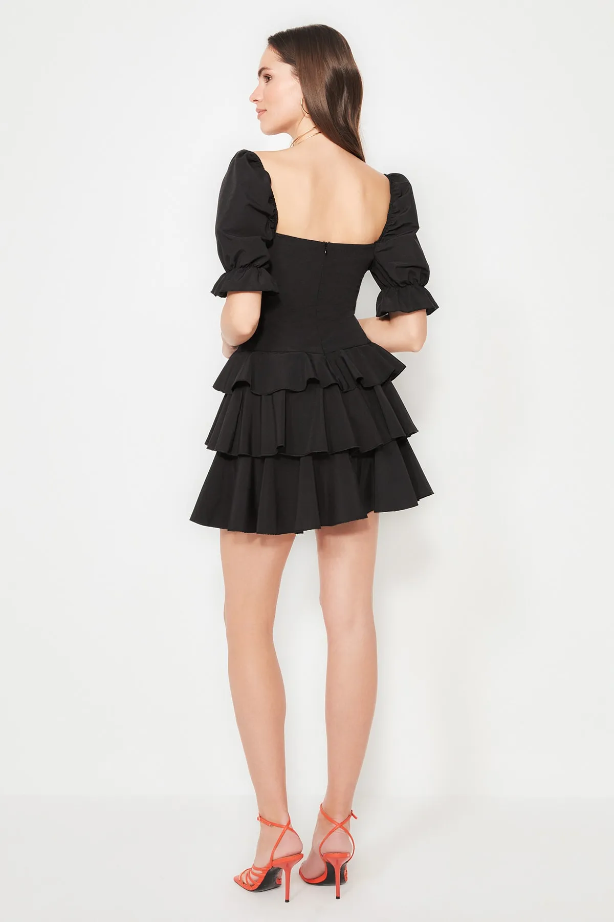 Trendyol Collection  Elegantes Abendkleid aus schwarzem Popeline mit offener Taille/Skater-Volant TPRSS22EL2098