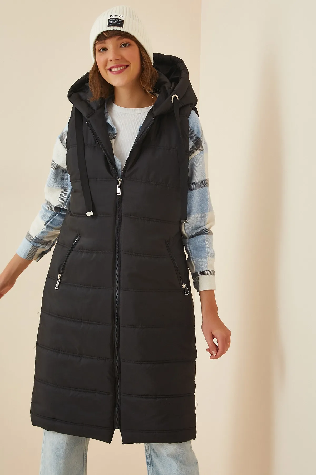 Happiness İstanbul  Schwarze, ärmellose Pufferweste mit Kapuze für Damen DD01010