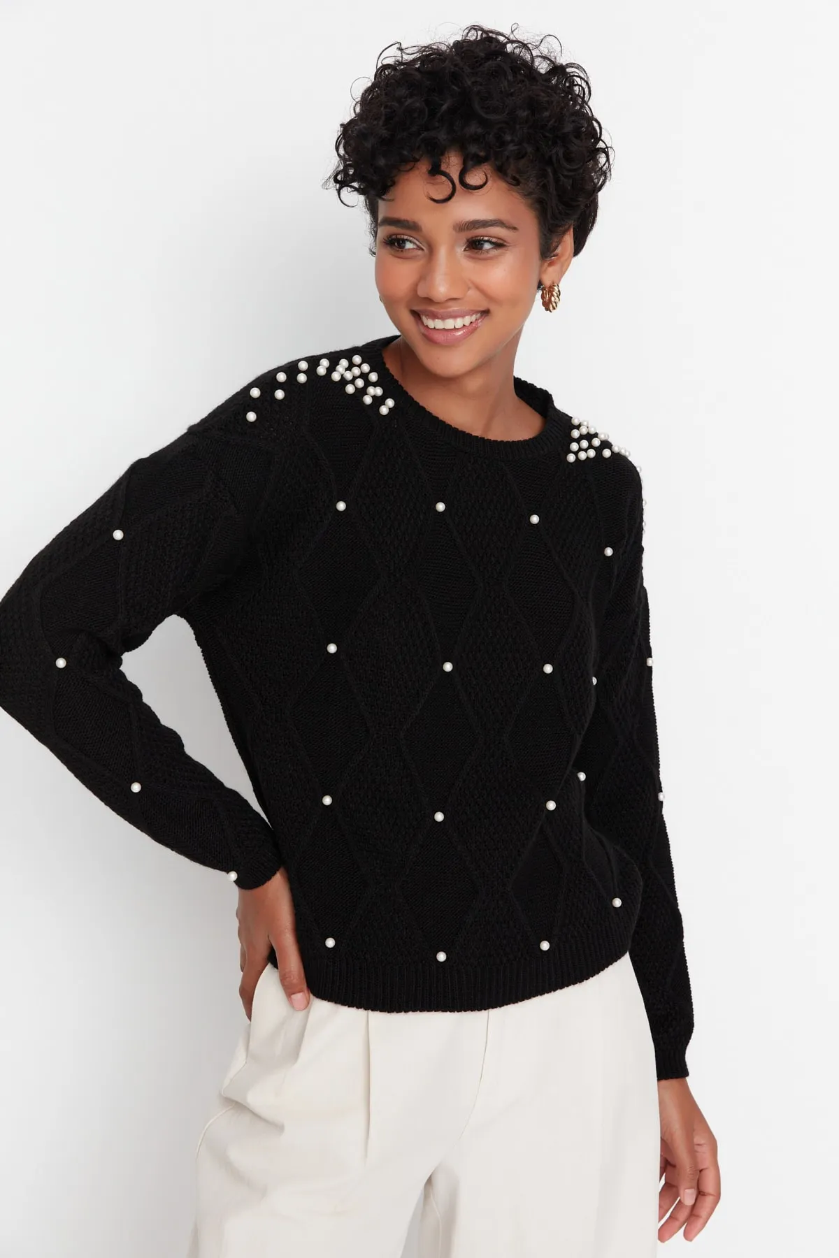 Trendyol Collection  Schwarzer Strickpullover mit detailliertem Muster TWOAW23KZ00423