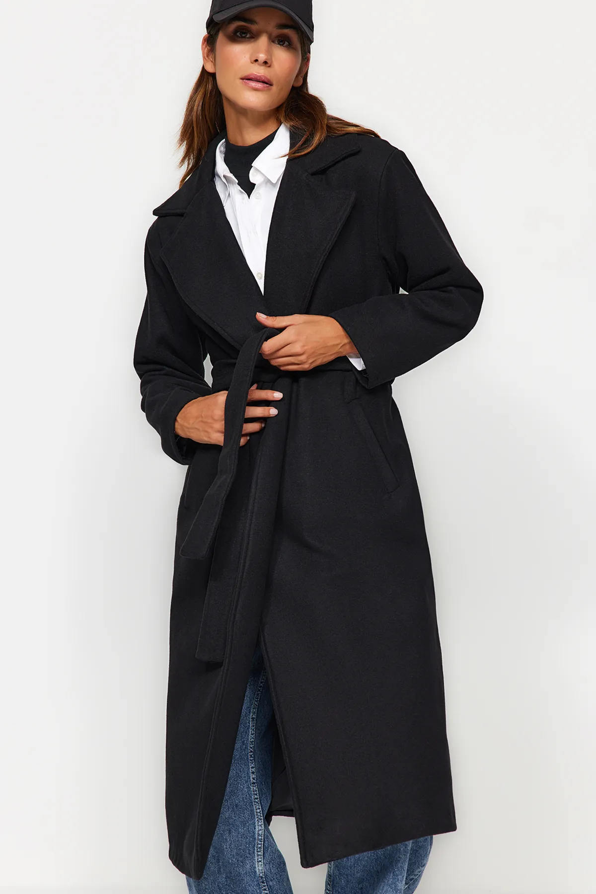 Trendyol Modest  Schwarzer, langer, gefütterter Kaschmirmantel mit Gürtel TCTAW24AB00035