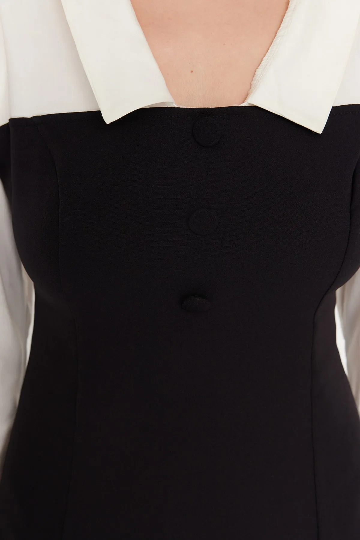 Trendyol Collection  Schwarzes Mini-Webkleid mit Wickelkragen und Hemdkragen TWOAW23EL00611