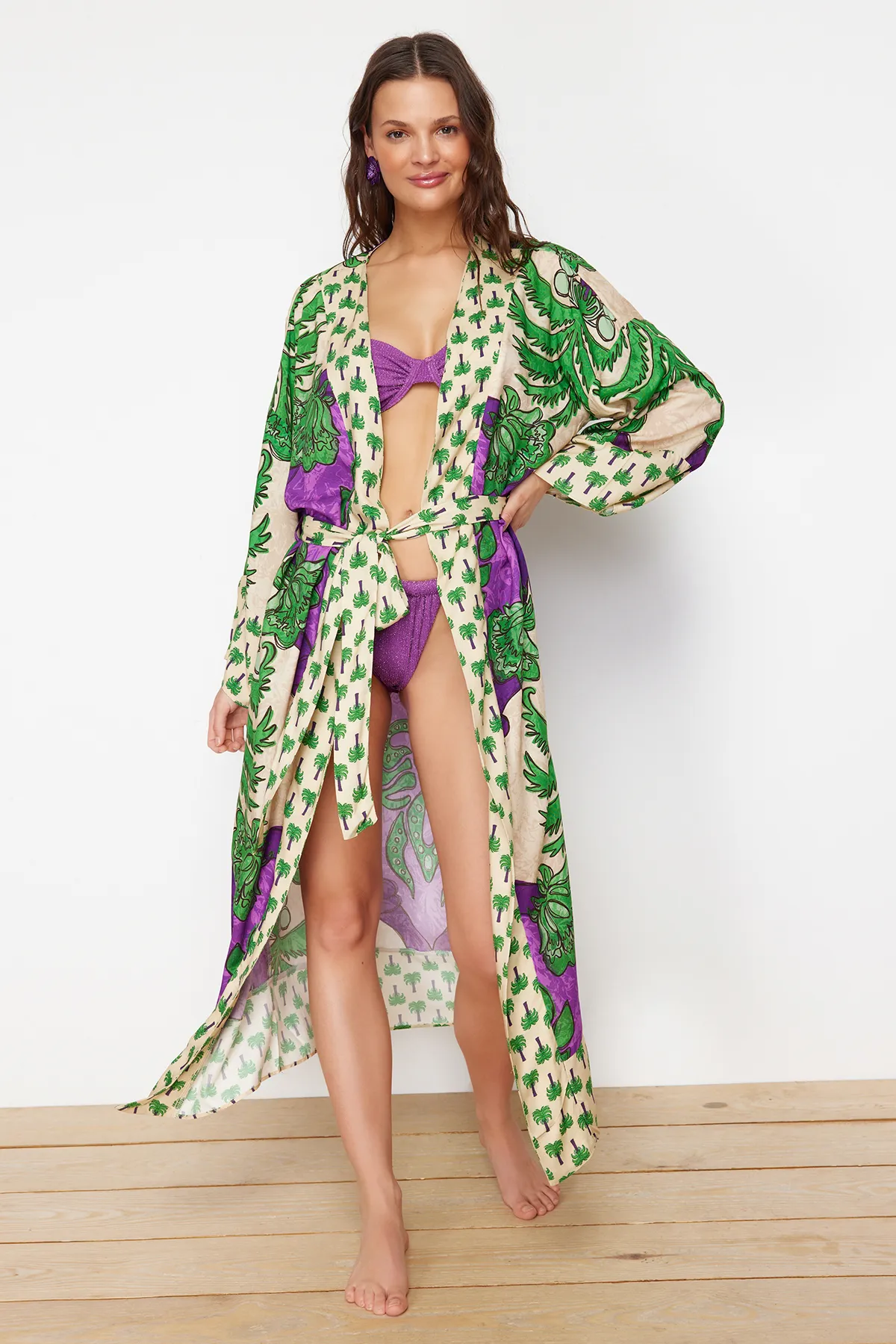 Trendyol Collection  Tropisch gemusterter, gewebter Midi-Kimono und Kaftan mit Gürtel TBESS21KM0171