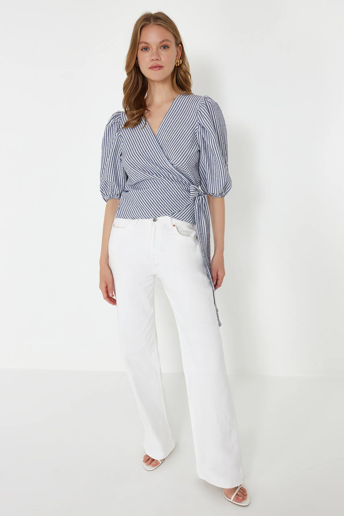 Trendyol Collection  Marineblaue zweireihige Bluse aus Seersucker-Stoff mit Schnürung TWOSS24BZ00345
