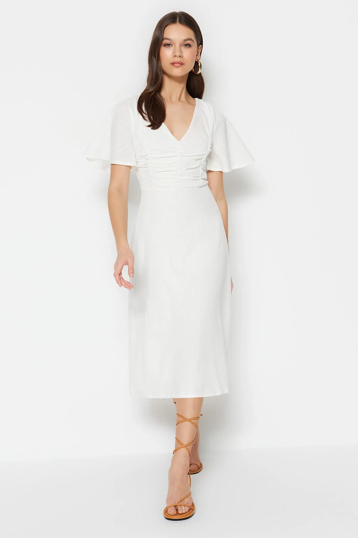 Trendyol Collection  Ecrufarbenes Midi-Webkleid mit A-Schnitt und Raffdetail TWOSS23EL00881