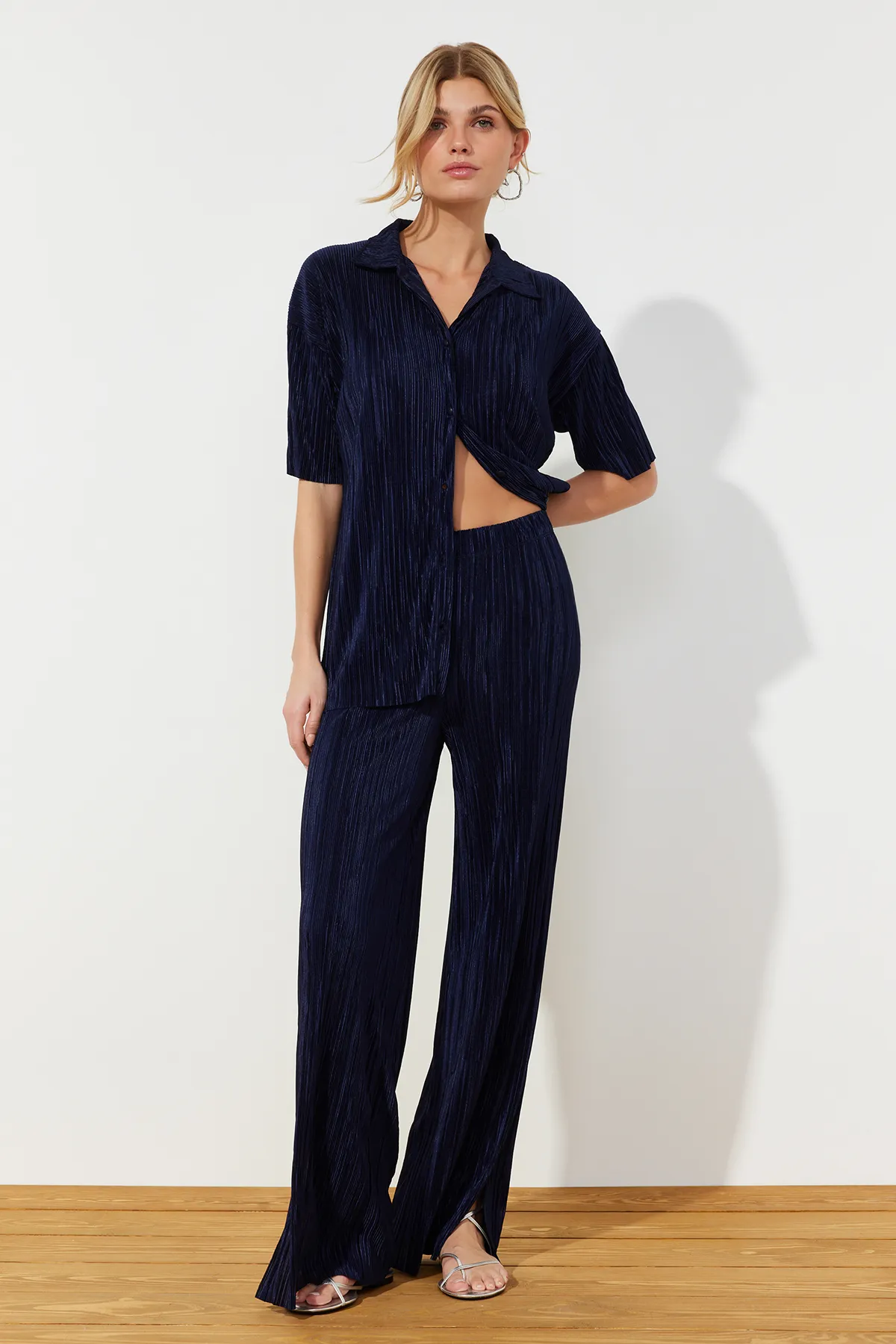Trendyol Collection  Marineblaues, plissiertes, weit geschnittenes Hemd und Hose aus Strickoberteil TWOSS23AU00021