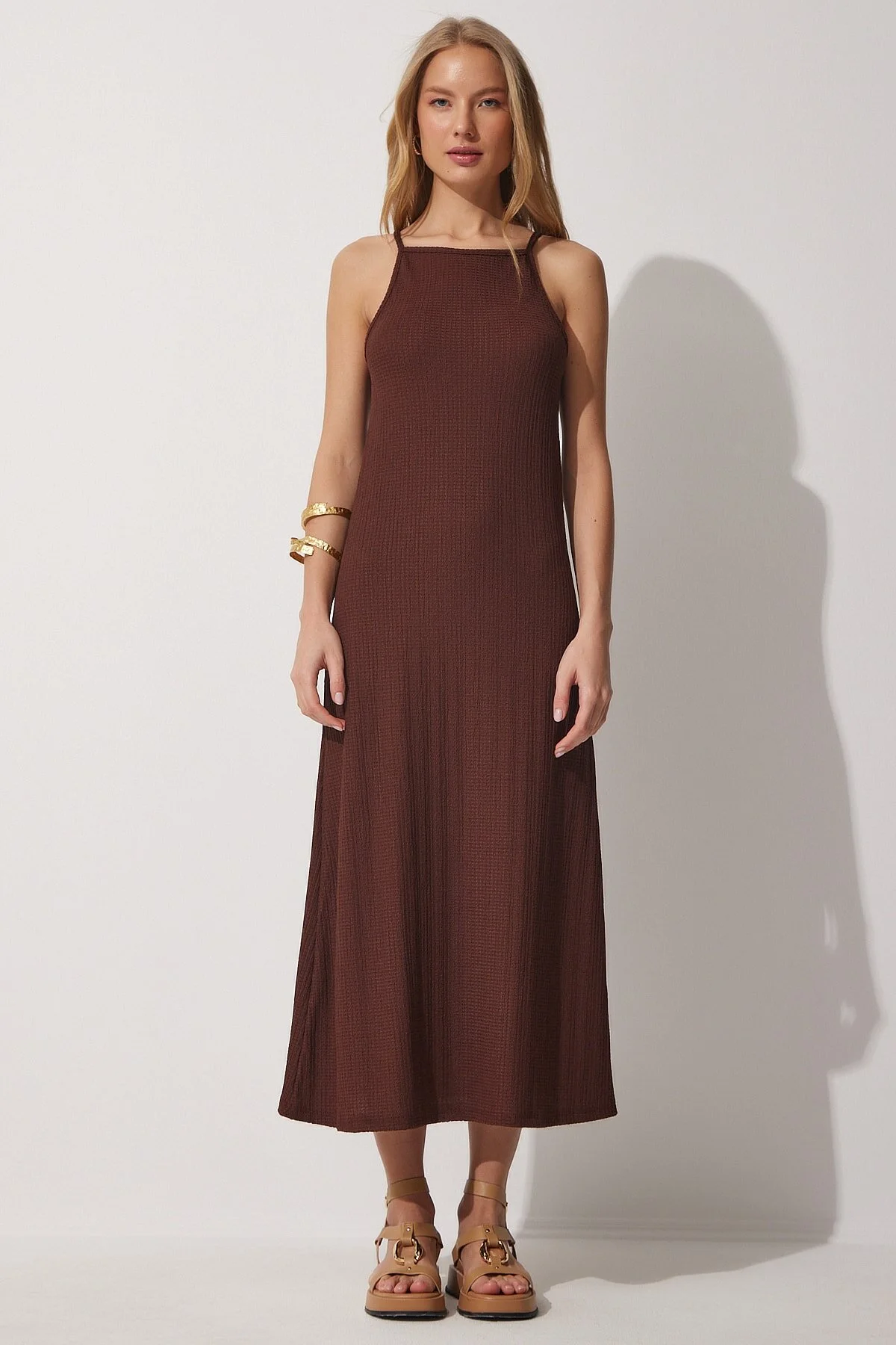 Happiness İstanbul  Braunes Sommer-Langstrickkleid mit Trägern für Damen DZ00078