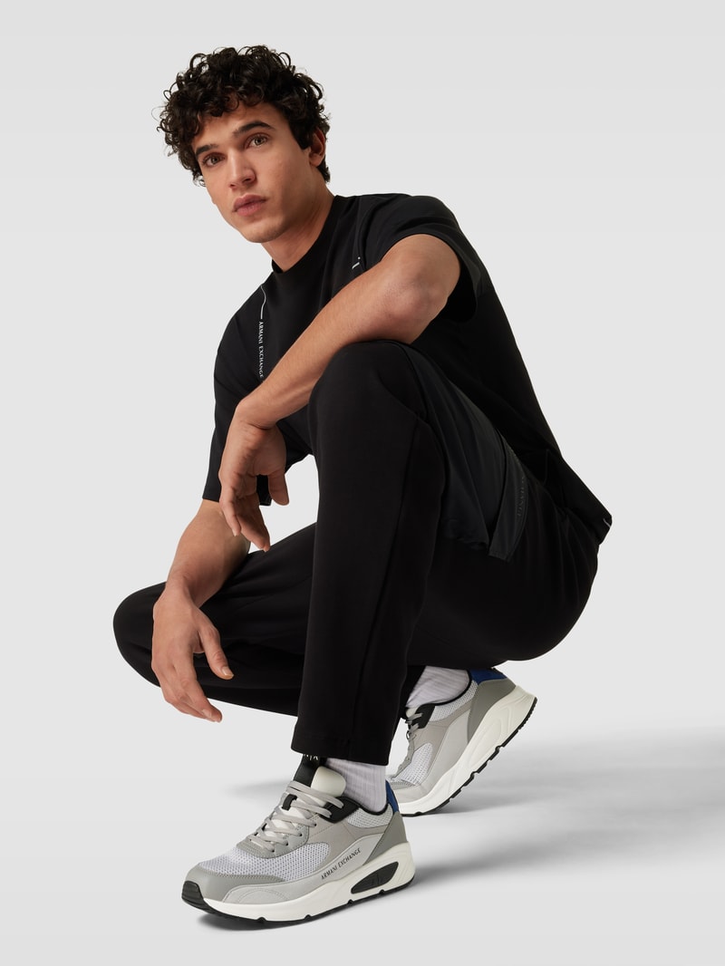 Sneaker mit Label-Detail in hellgrau