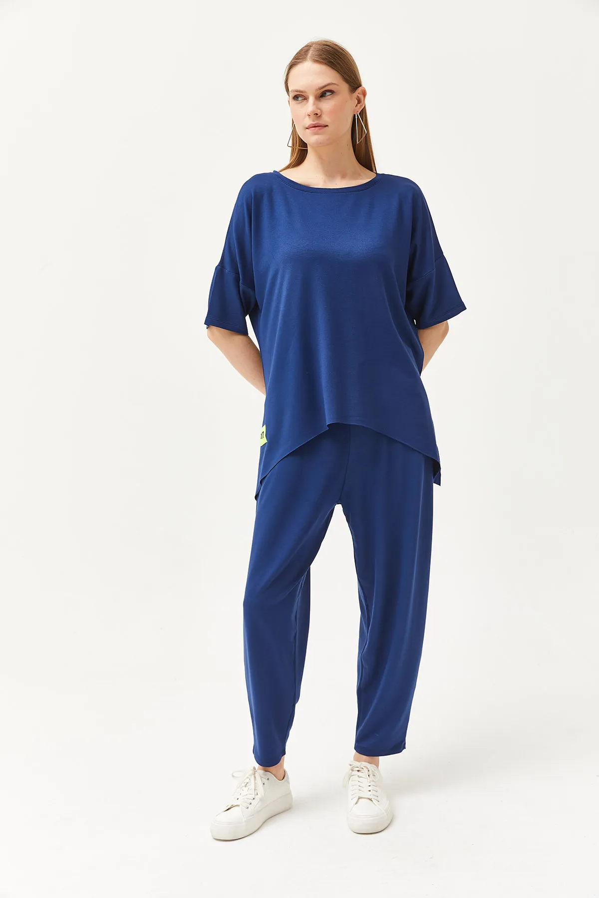 Olalook  Marineblaue asymmetrische Bluse für Damen, weiche Struktur, Oberteil mit Kristallen, Anzug TKM-19000269