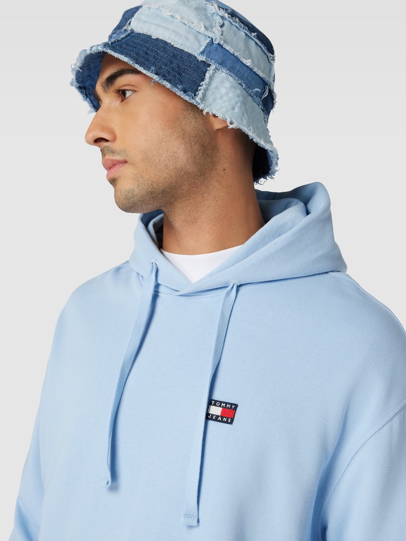 Hoodie mit Känguru-Tasche in hellblau