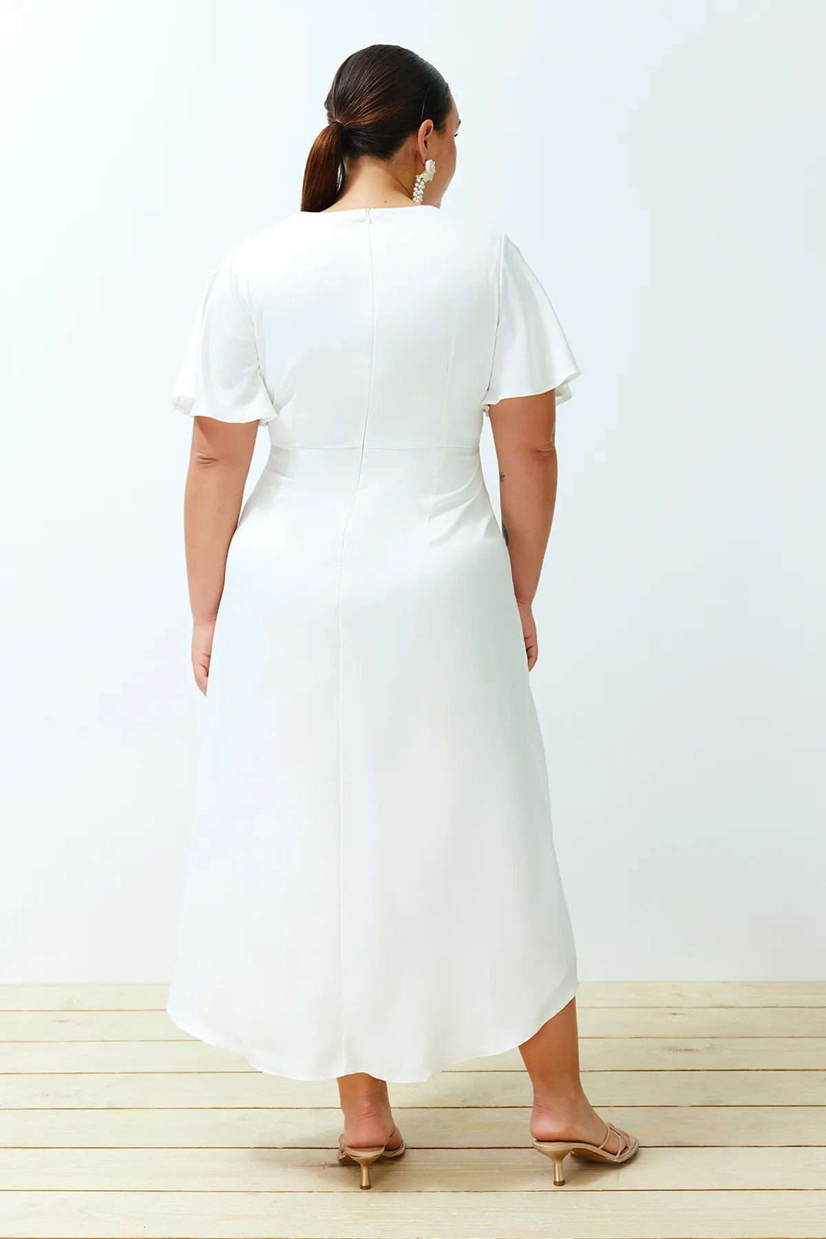 Trendyol Curve  Zweireihiges, gewebtes Brautkleid aus weißem Satin TBBSS24AH00106