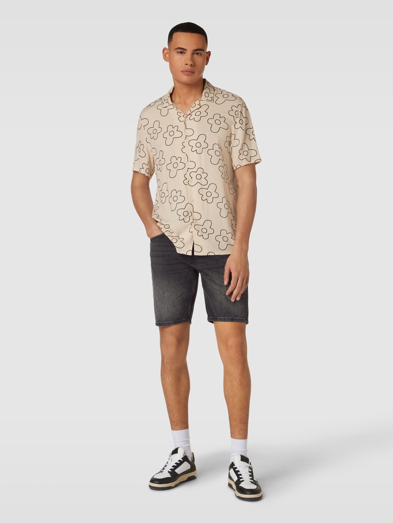 Jeansshorts mit Label-Patch Modell 'EDGE' in schwarz