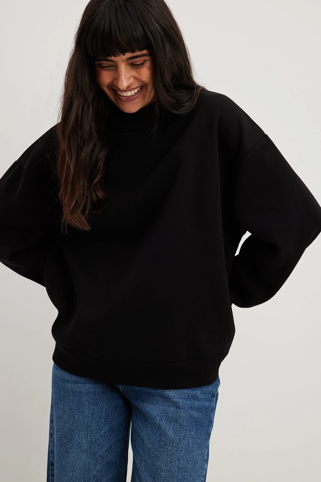 Hochgeschnittener Pullover mit Detail