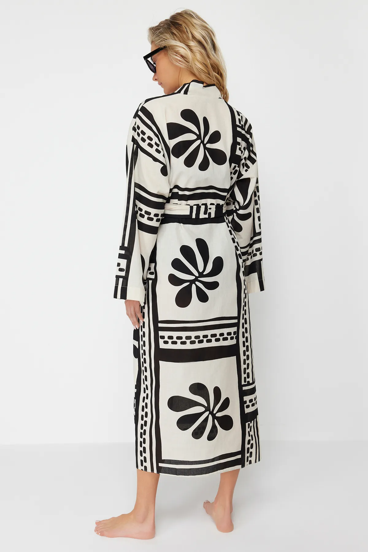Trendyol Collection  Maxi-Kimono und Kaftan aus 100 % Baumwolle mit Blumenmuster und Gürtel TBESS24KM00013
