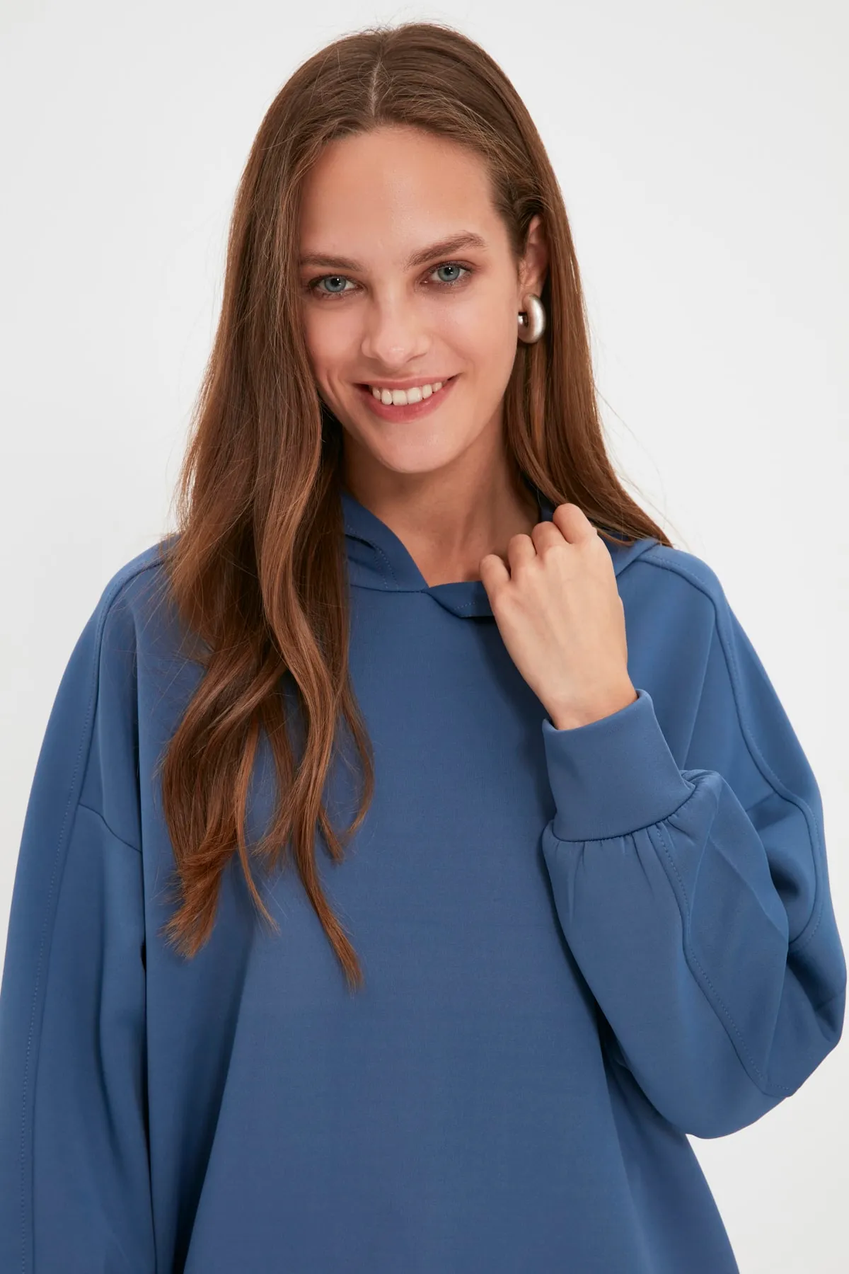 Trendyol Modest  Marineblaues, weit geschnittenes Oversize-Sweatshirt aus Scuba-Strick mit Kapuze und Taschen TCTAW22TW0151