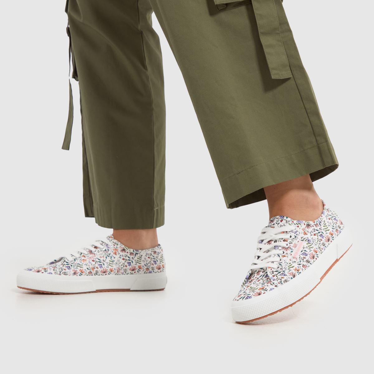Superga – 2750 – Multifärgade sneakers med små blommönster