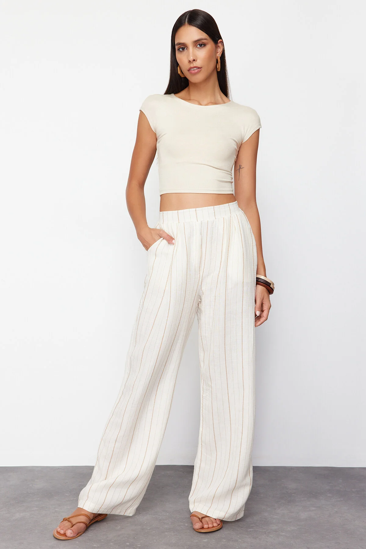 Trendyol Collection  Ecru gestreifte Hose mit weitem Bein/Webhose mit weitem Bein TWOSS24PL00145