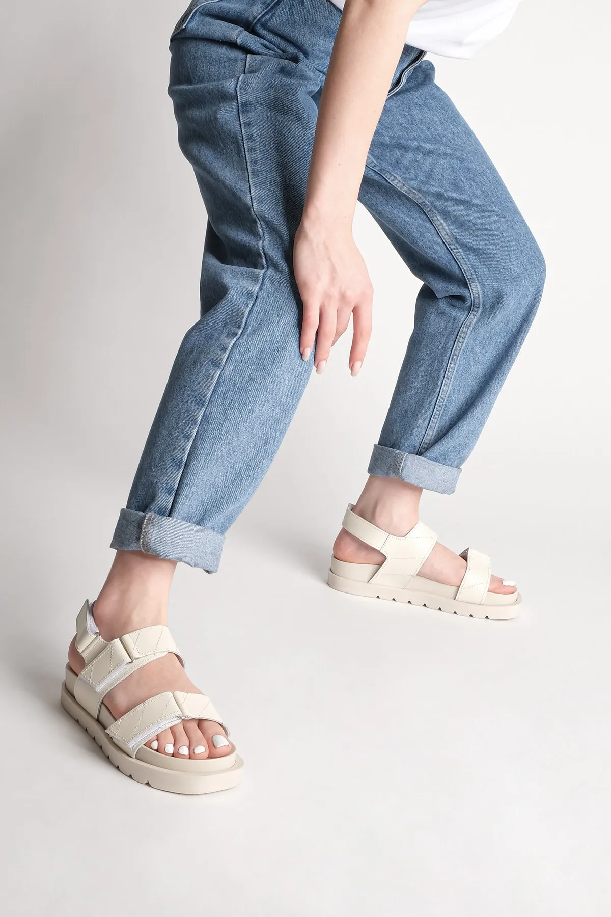 Marjin  Damen Sandalen mit Klettverschluss aus echtem Leder Hifaz Beige