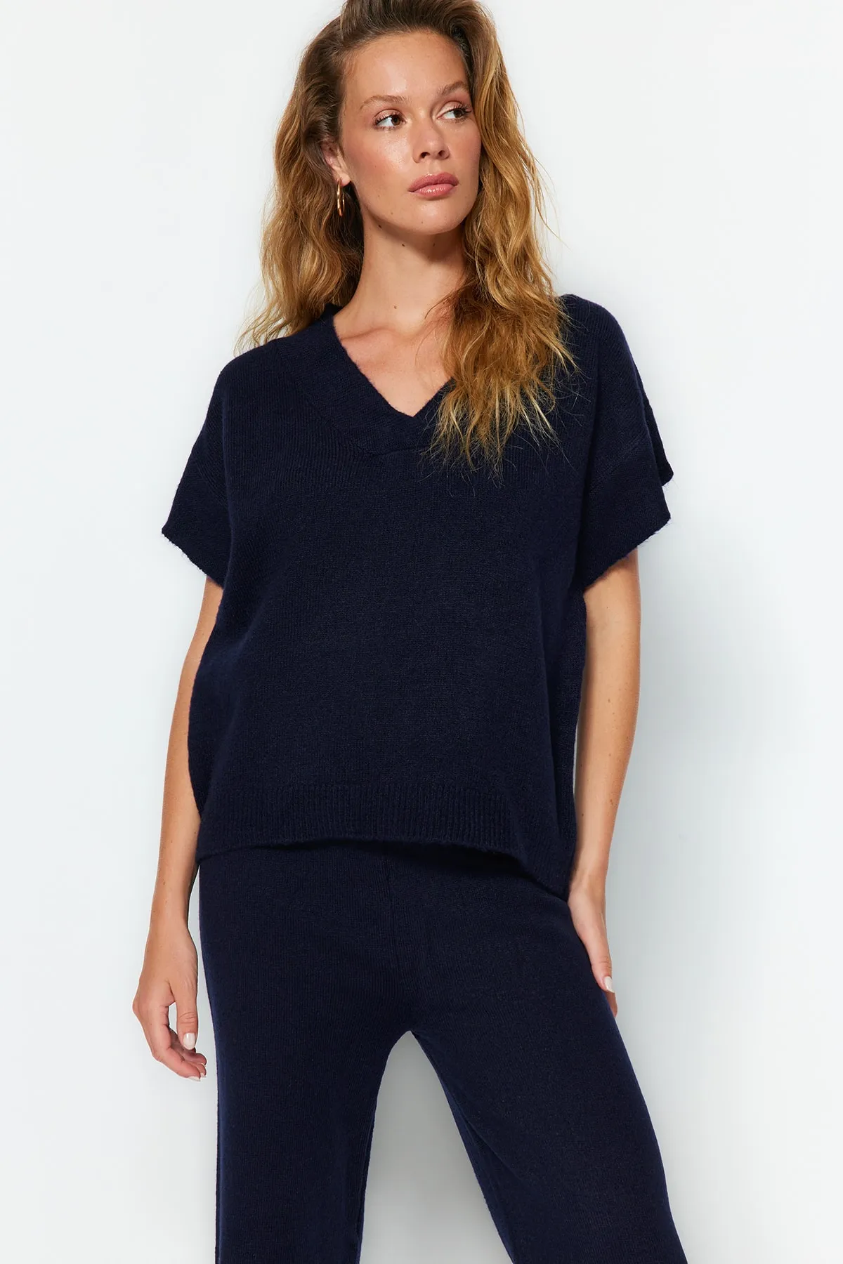 Trendyol Collection  Marineblaues, weich strukturiertes Strickoberteil und -unterteil mit V-Ausschnitt TWOAW24AU00042