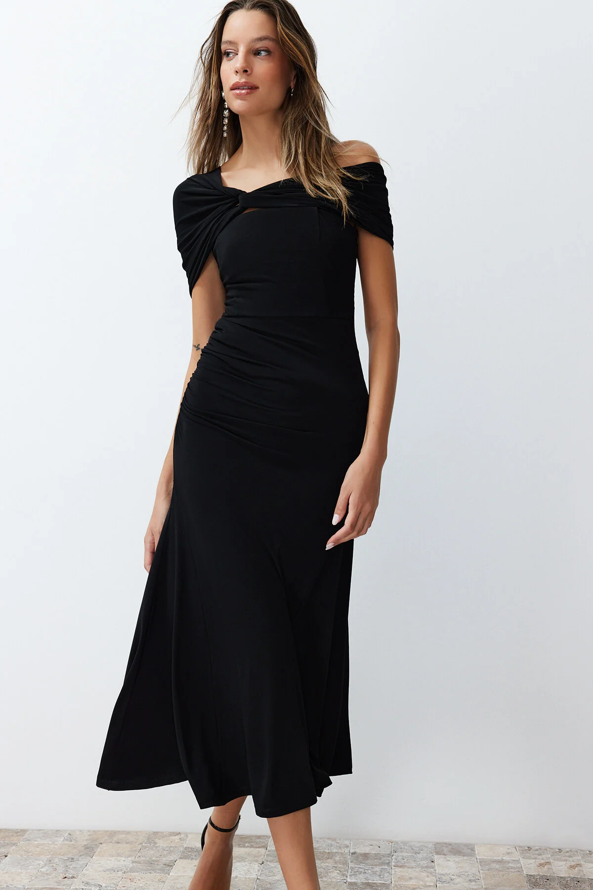 Trendyol Collection  Schwarzes Abendkleid aus Strick mit asymmetrischem Kragen - TPRSS24EL00046