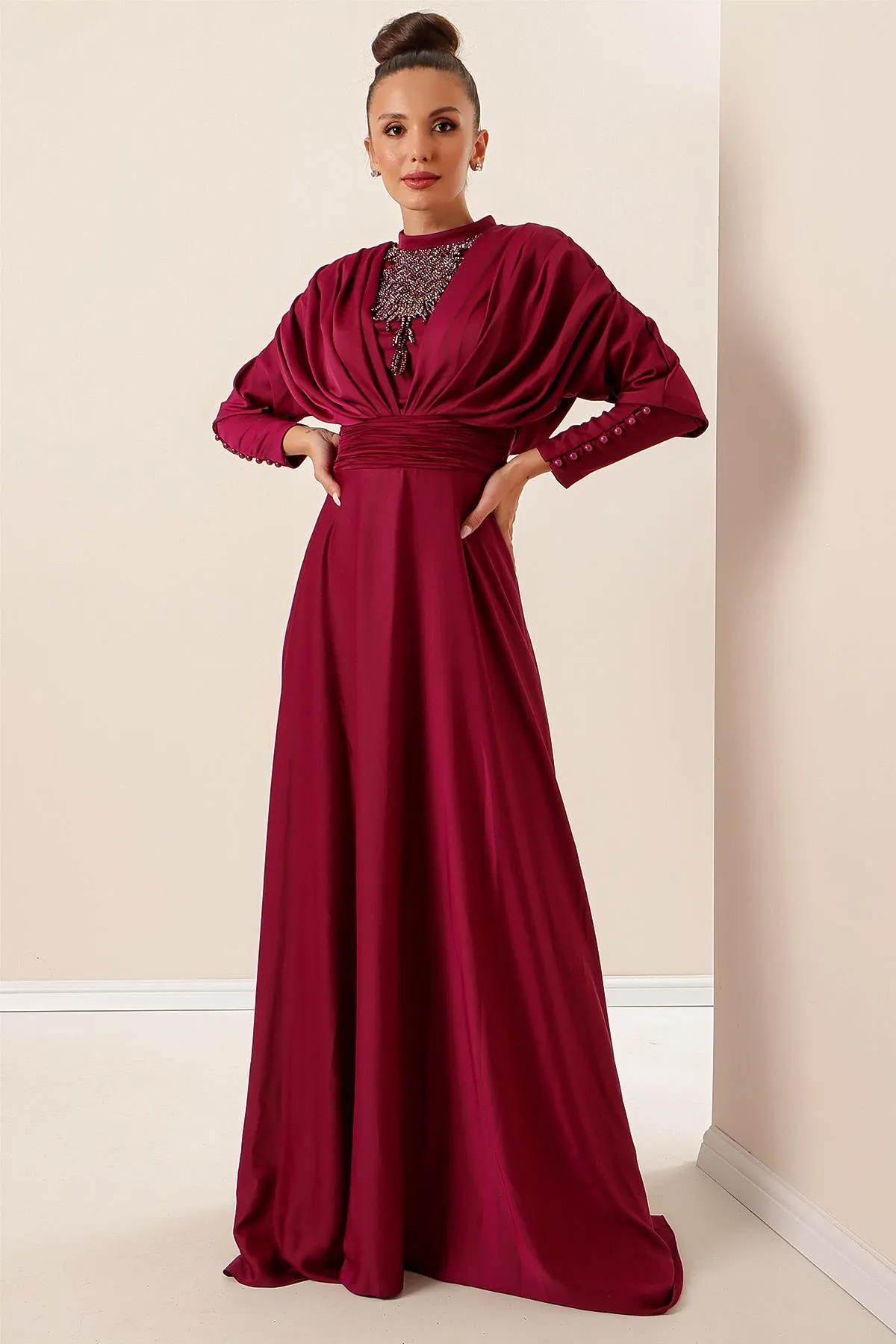 By Saygı  Langes Kleid aus Satin mit gerafften Ärmeln, Knopfdetail, gefütterter und perlenbesetzter Vorderseite