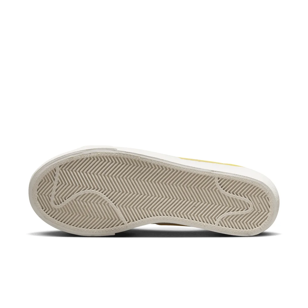 Nike Blazer Low Platform DJ0292-111 / weiss