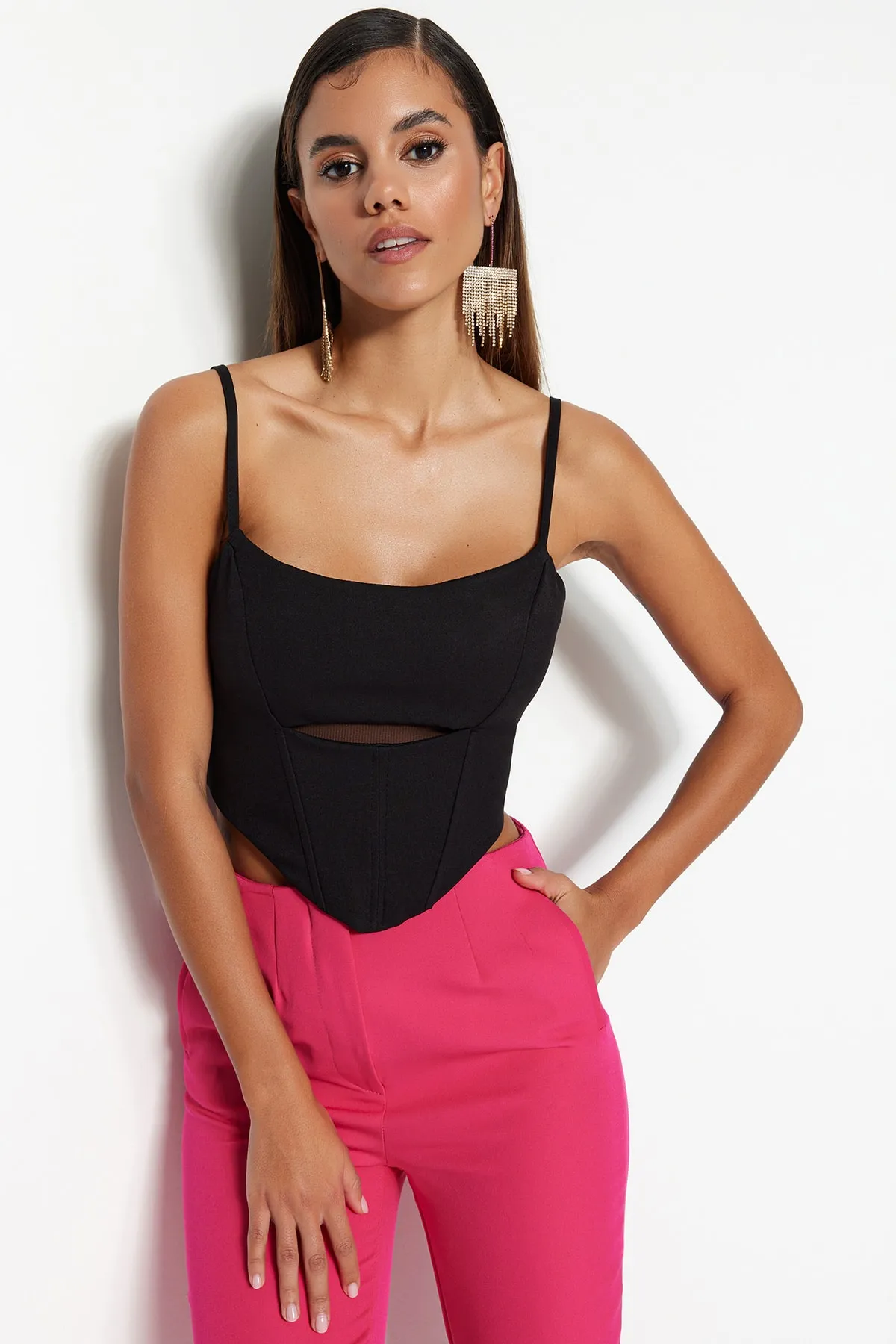 Trendyol Collection  Schwarzes, bauchfreies Bustier mit gewebtem Fenster/Ausschnitt-Detail TPRSS23BS00027