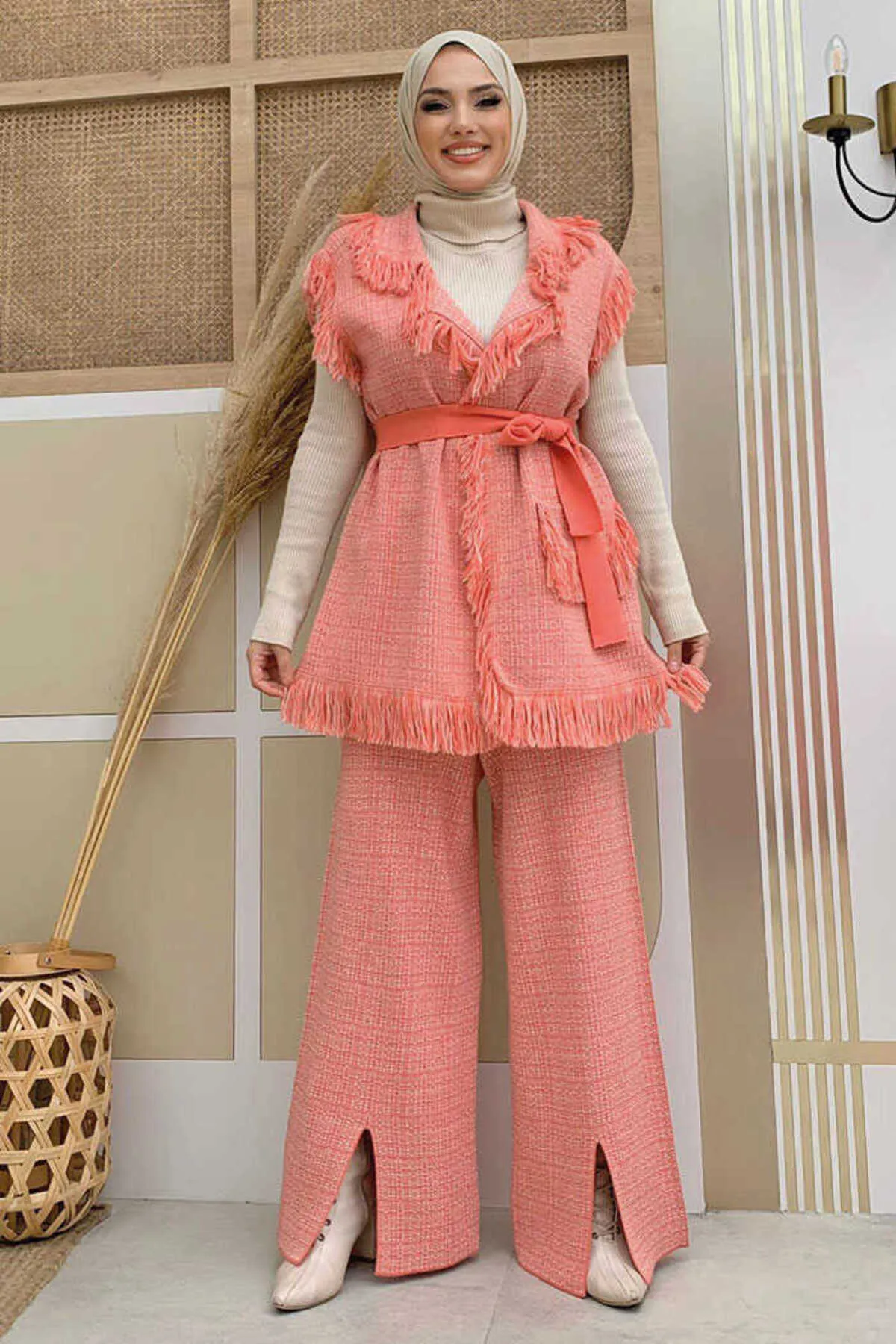 Bym Fashion  Weste mit Quasten, Schlitzdetail, Hose, Strickanzug 22230, Granatapfelblume