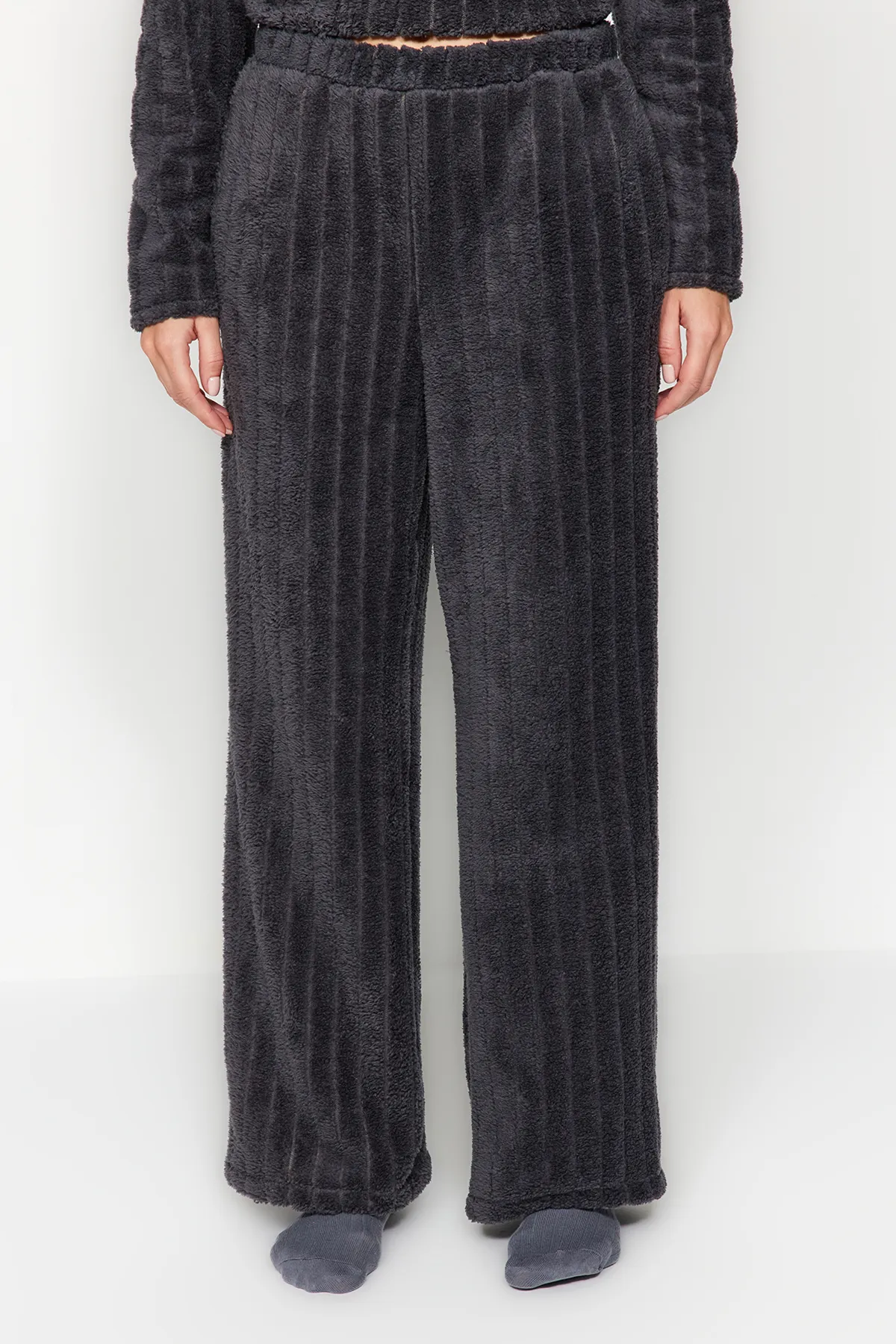 Trendyol Collection  Anthrazitfarbenes Wellsoft-Pyjama-Set aus T-Shirt und Hose aus Strick THMAW24PT00042