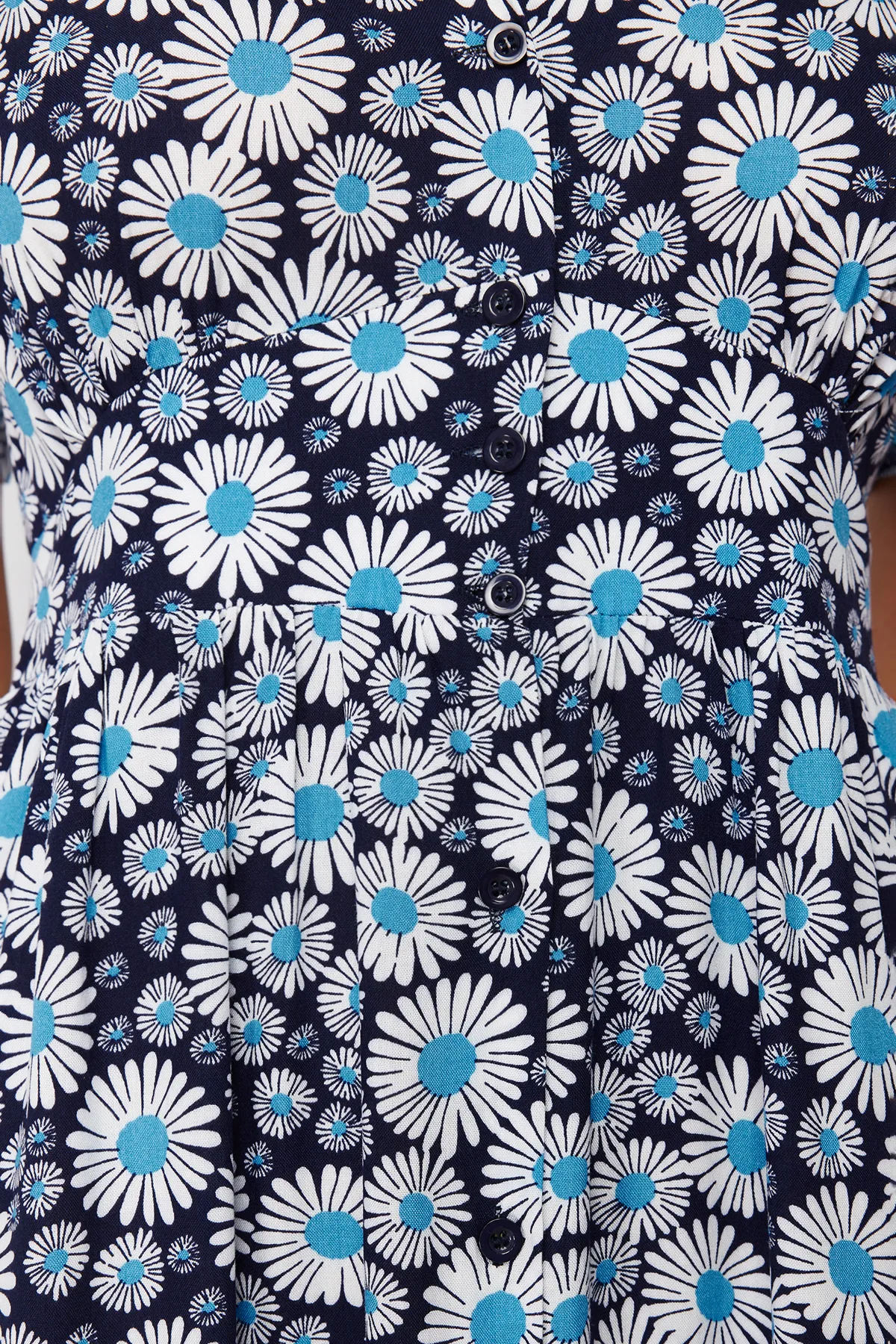 Trendyol Collection  Blaues, gewebtes Midi-Hemdkleid mit Blumenmuster und V-Ausschnitt TWOSS24EL00518