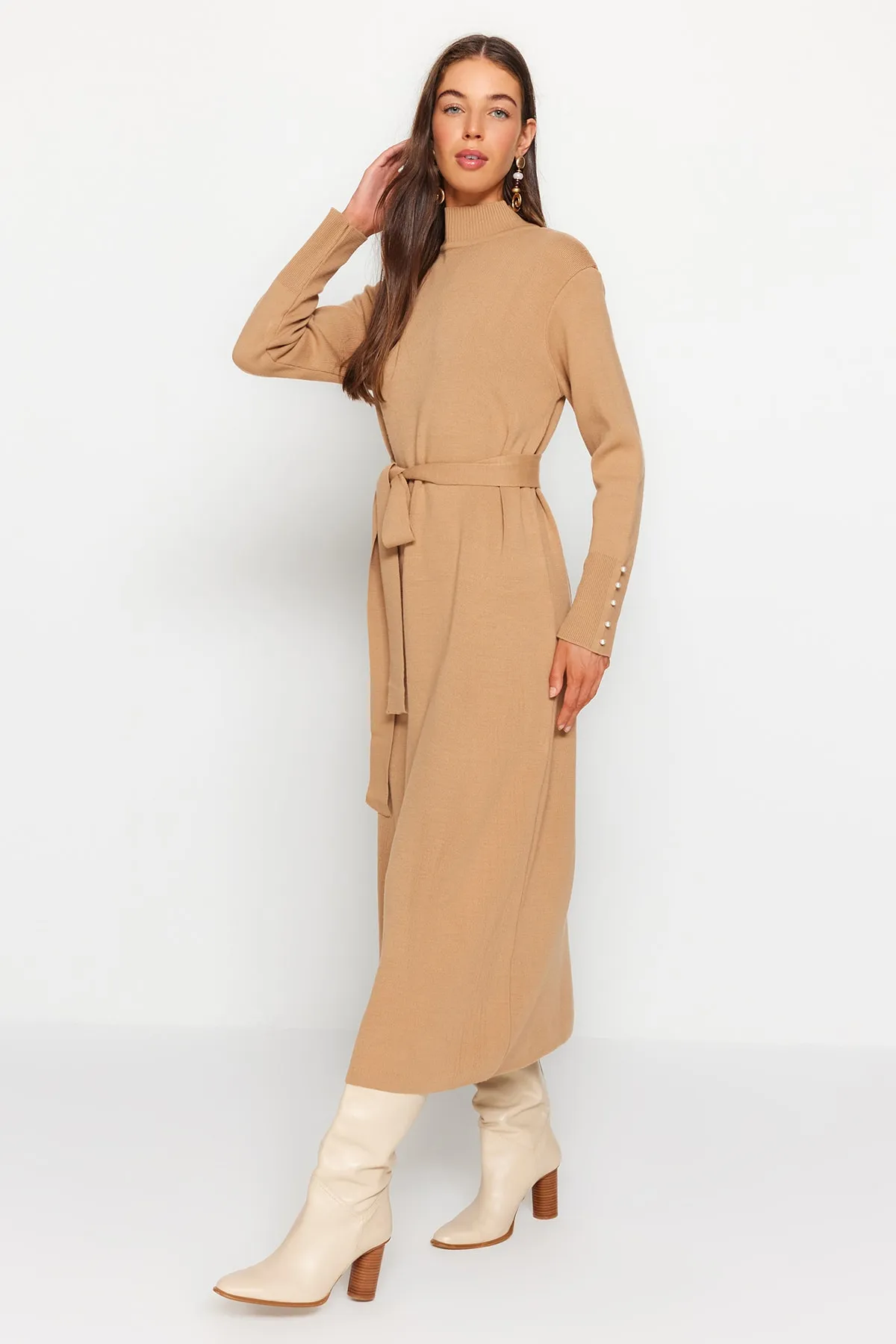Trendyol Modest  Beiges langes Strickkleid mit Gürtel und Perlendetail TCTAW24EB00016