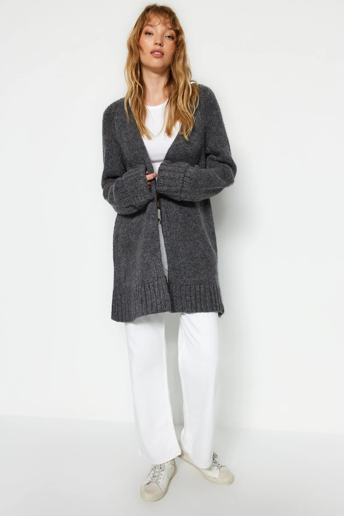 Trendyol Collection  Anthrazitfarbener, weicher, strukturierter Strickcardigan mit weiter Passform TWOAW21HI0555