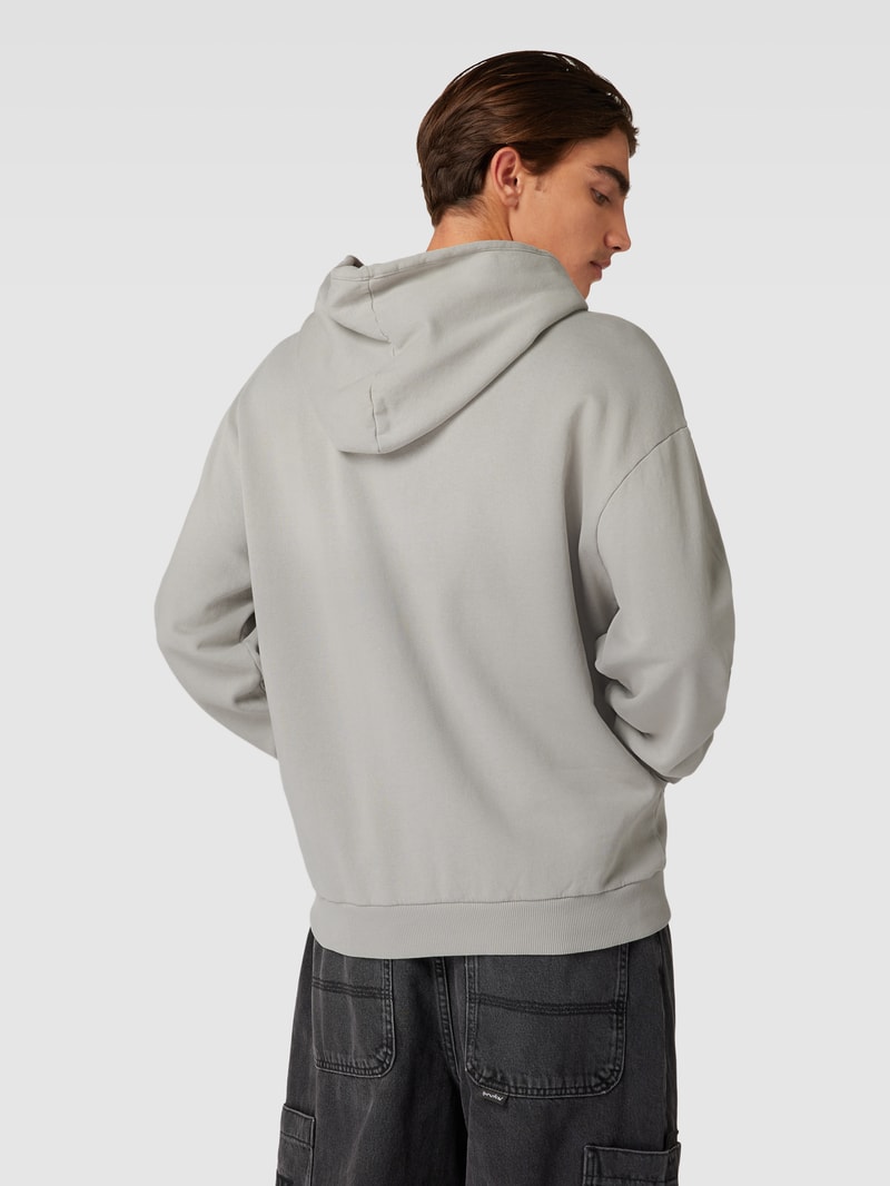 Hoodie mit Label-Print in mittelgrau