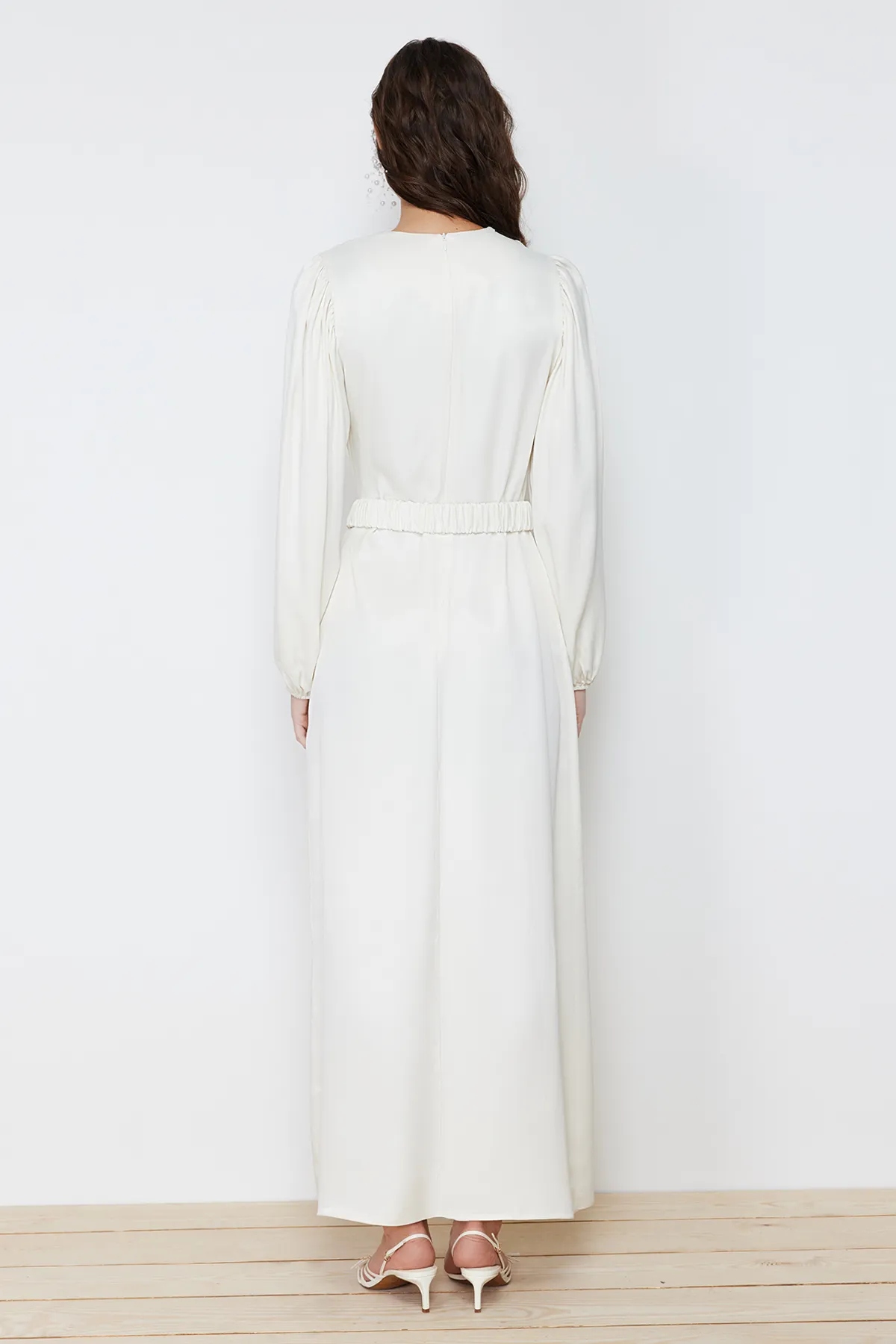 Trendyol Modest  Ecru Satin gewebtes Brauthochzeits-/besonderes Anlass-langes Abendkleid TCTSS24DB00041