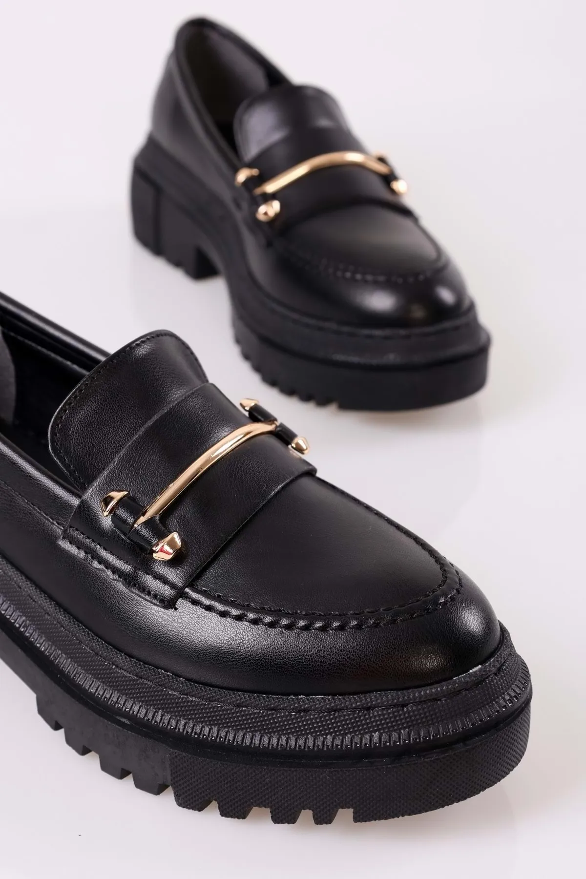 Shoeberry  Luis Black Skin Daily Loafer mit dicker Sohle und Schnalle für Damen