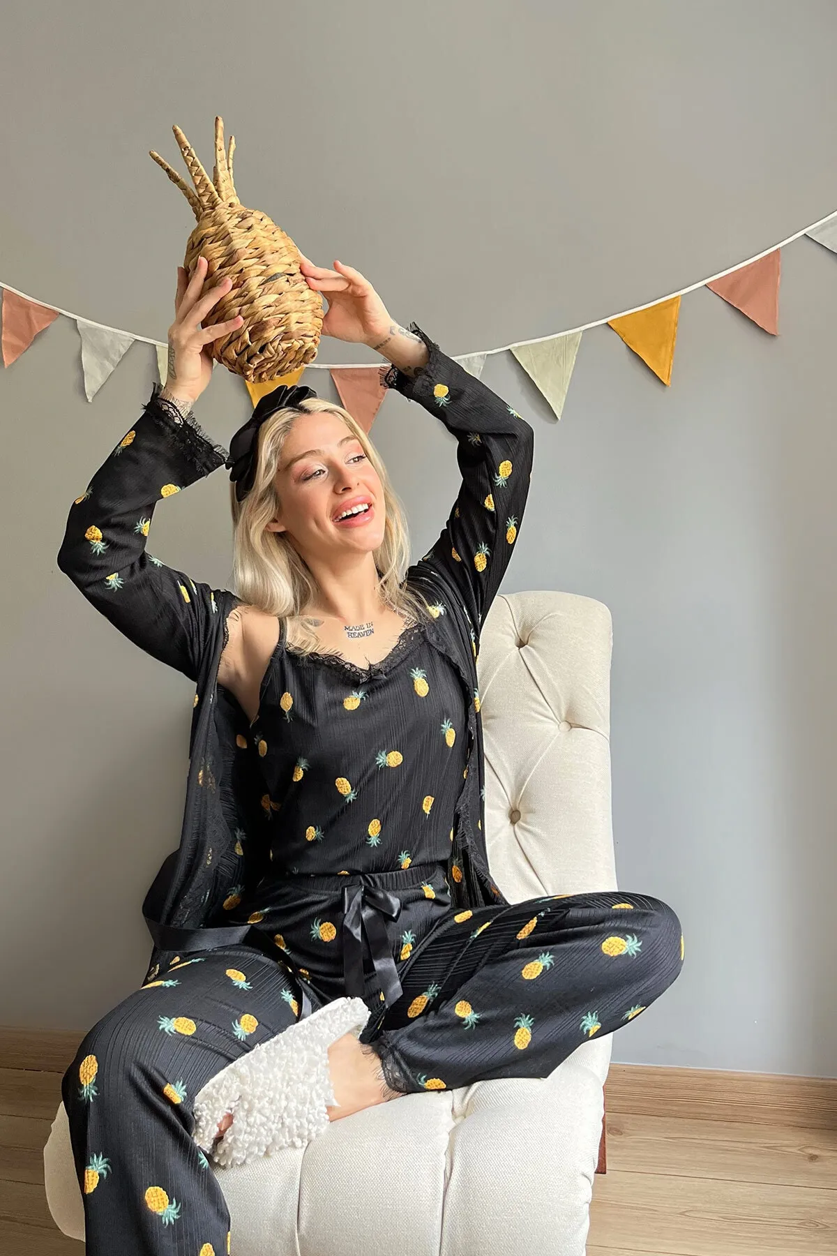 Pijamaevi  Pegasus-Pyjama-Set mit Robe für Damen in Schwarz und Gelb mit Ananasmuster