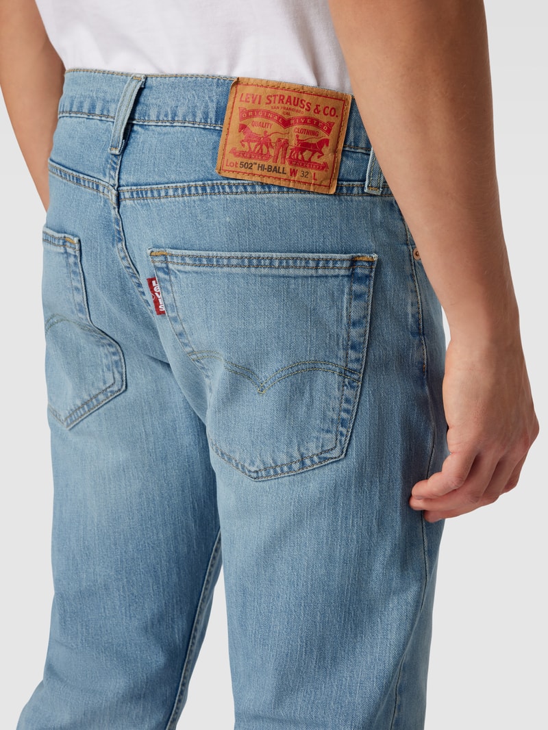 Jeans mit Knopf- und Reißverschluss in jeans
