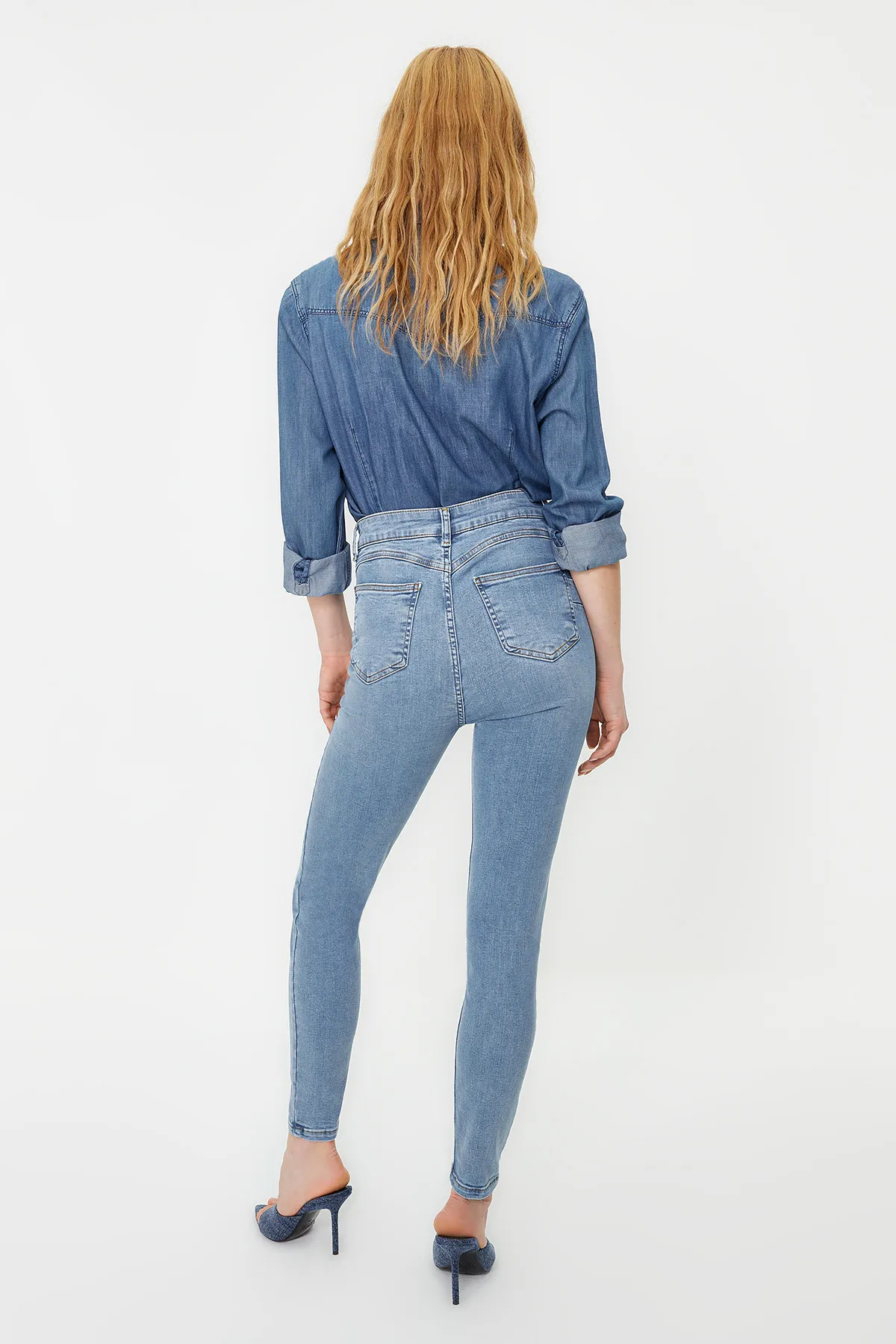 Trendyol Collection  Hellblaue Push-up-Röhrenjeans mit hoher Taille TWOSS24JE00065